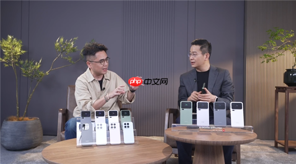 卢伟冰现场开箱小米17 Pro 套上手机壳秒变游戏掌机