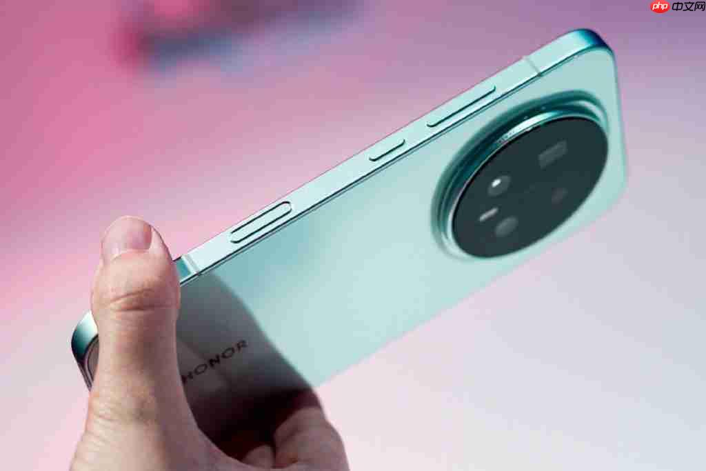 首批骁龙 8 至尊版旗舰荣耀 Magic8 系列真机亮相!携“天青釉”设计 10 月登场