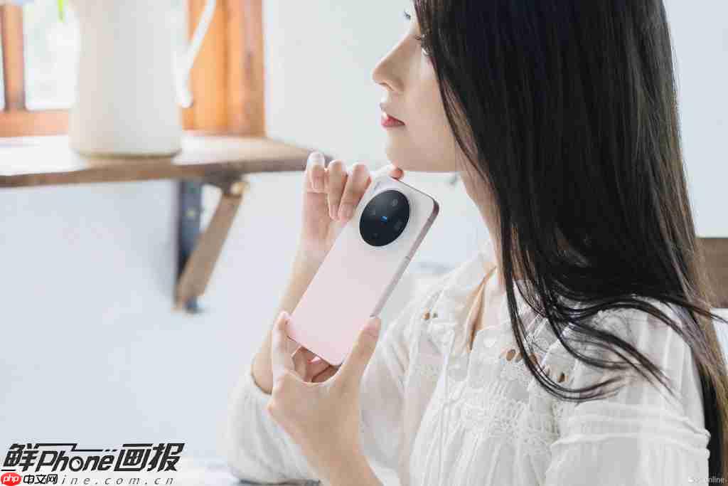 《鲜 Phone 画报》vivo X300 幸运彩：丝绒凝光 云握柔暖 