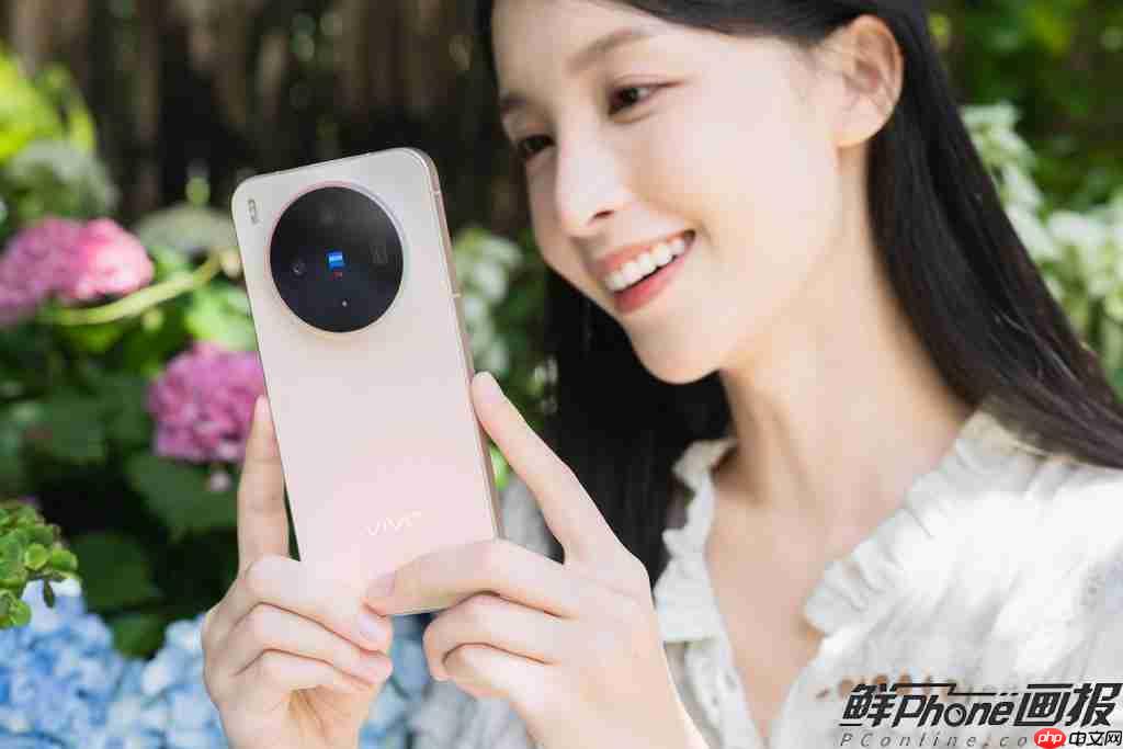 《鲜 Phone 画报》vivo X300 幸运彩：丝绒凝光 云握柔暖 