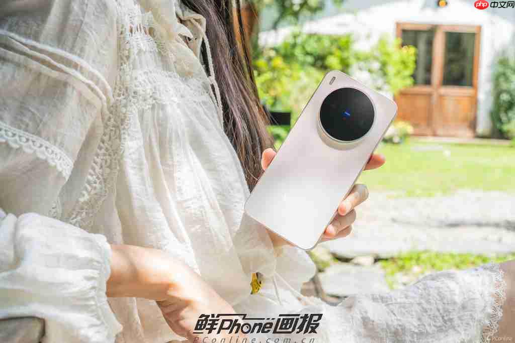 《鲜 Phone 画报》vivo X300 幸运彩：丝绒凝光 云握柔暖 