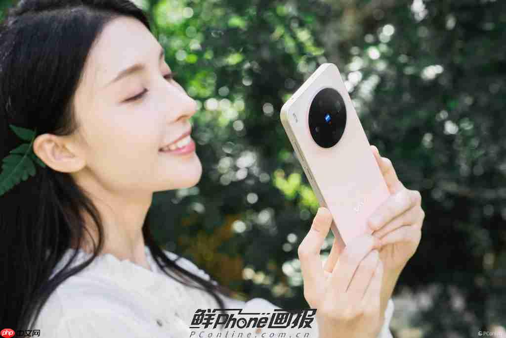 《鲜 Phone 画报》vivo X300 幸运彩：丝绒凝光 云握柔暖 