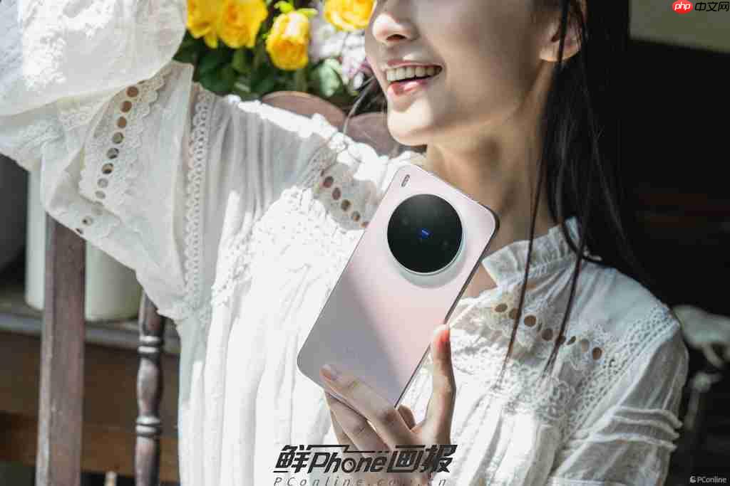 《鲜 Phone 画报》vivo X300 幸运彩：丝绒凝光 云握柔暖 