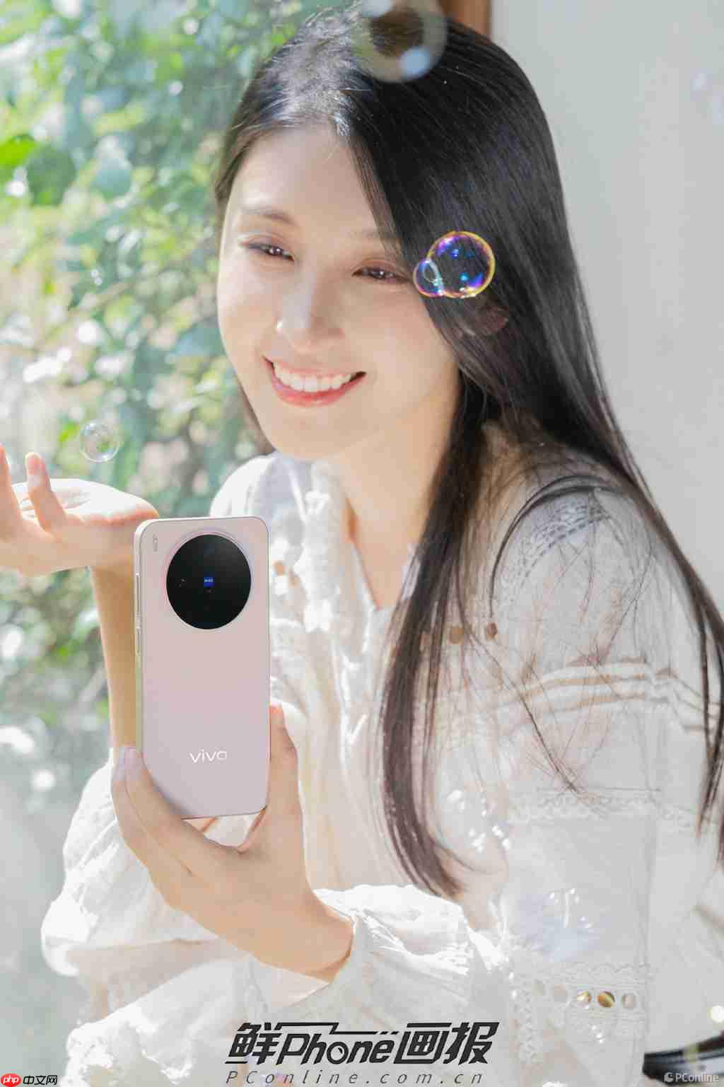 《鲜 Phone 画报》vivo X300 幸运彩：丝绒凝光 云握柔暖 