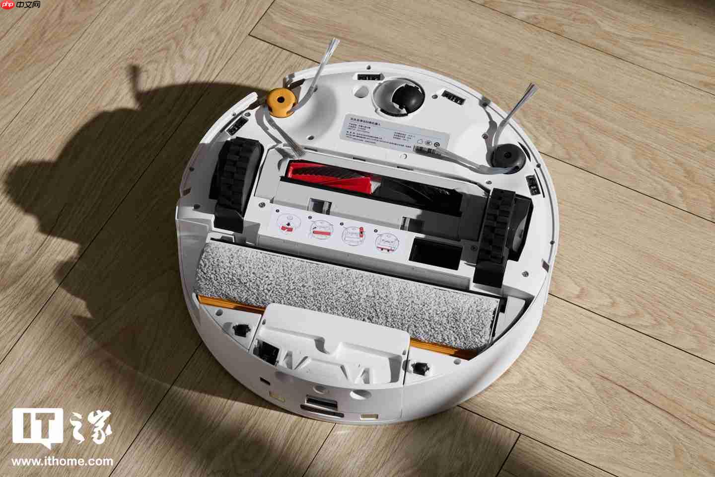 【IT之家实拍】石头首款滚筒活水扫拖机器人:石头 P20 活水版图赏