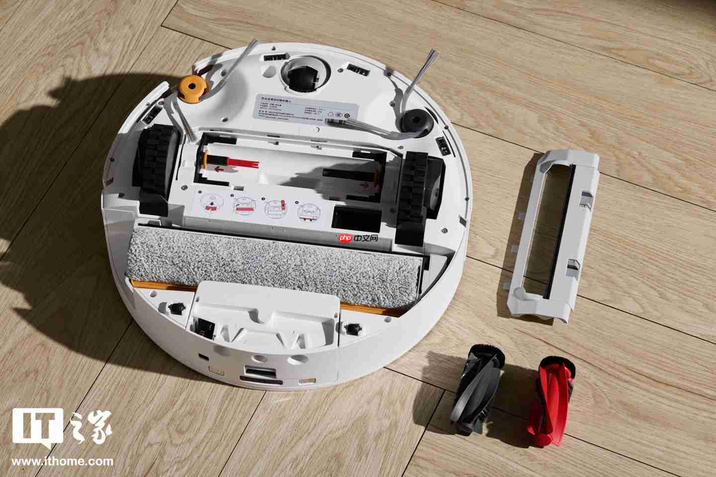 【IT之家实拍】石头首款滚筒活水扫拖机器人:石头 P20 活水版图赏