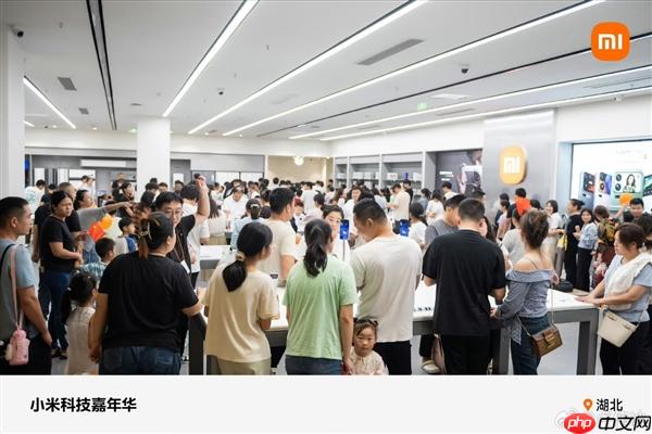 小米门店人山人海 卢伟冰：供应链团队驻厂 尽快供应小米17 Pro Max