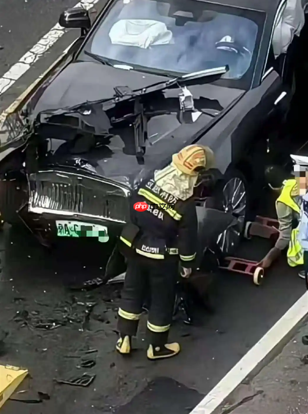 知名车评人陈震发生交通事故 座驾劳斯莱斯闪灵维修费或超百万:曾称买车损险不划算