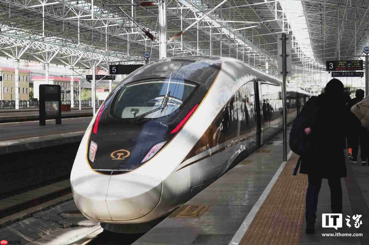 2025 国庆中秋假期第四天，全国铁路预计发送旅客 1820 万人次