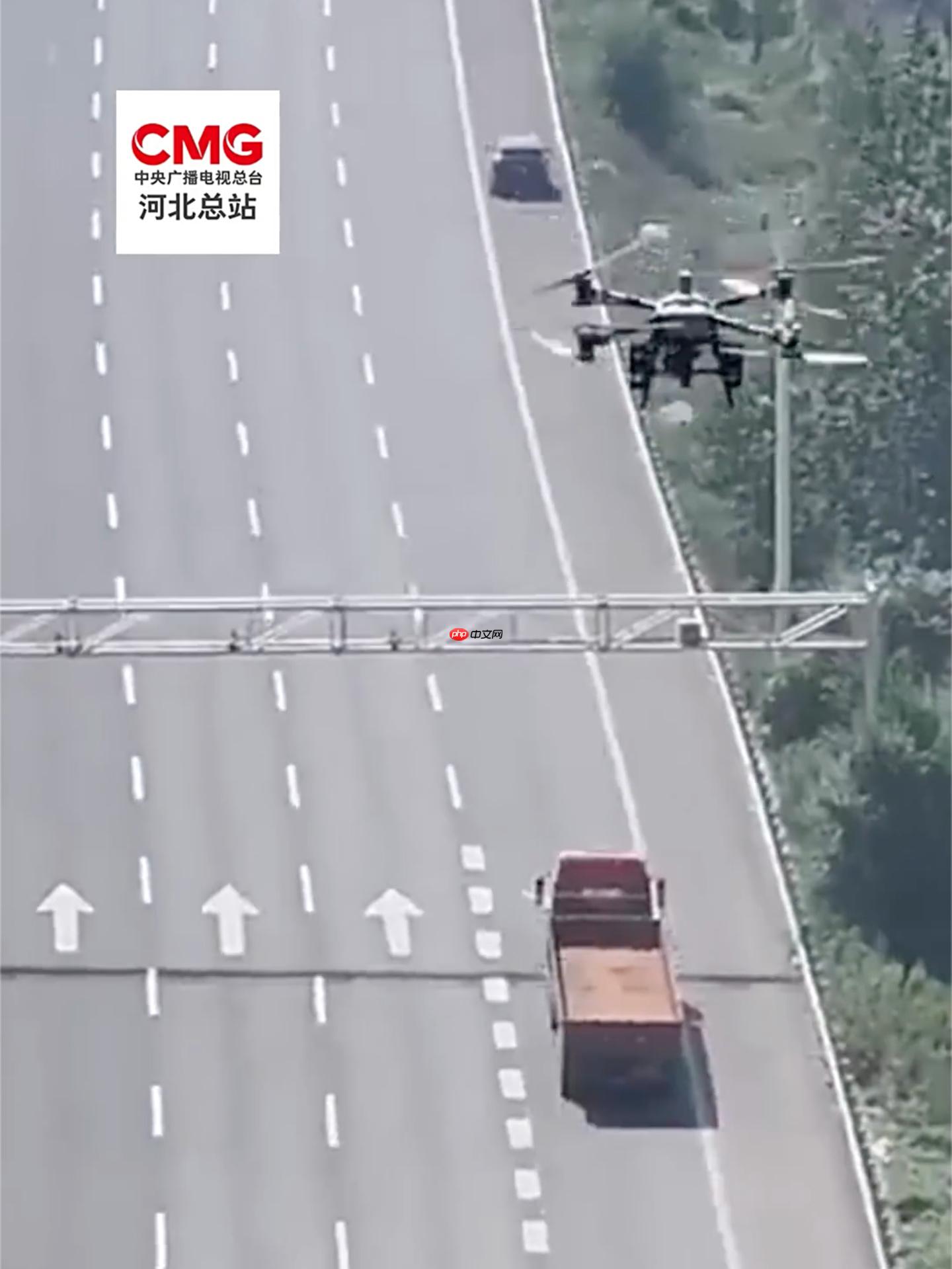 无人机 10 分钟空投急救包:高速交警用无人机救援低血糖女子