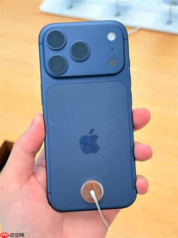 苹果解决iPhone 17 Pro展示机刮花问题:给MagSafe底座套个硅胶壳