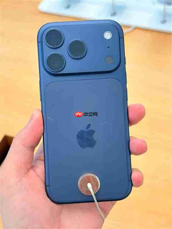 苹果解决iPhone 17 Pro展示机刮花问题:给MagSafe底座套个硅胶壳