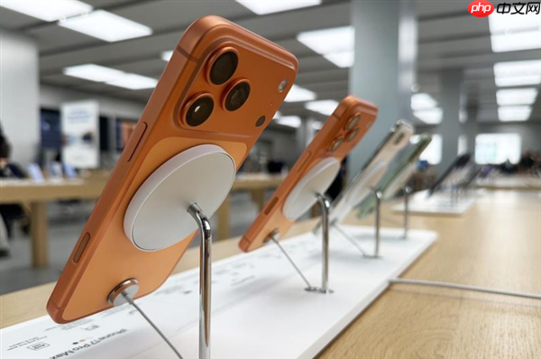 苹果解决iPhone 17 Pro展示机刮花问题:给MagSafe底座套个硅胶壳