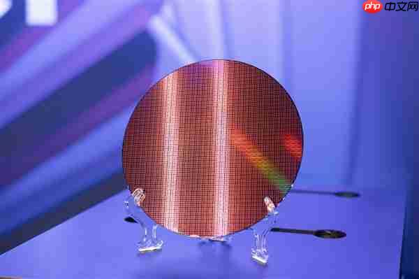 Intel 18A晶圆、芯片现场展示:妥妥的艺术品!