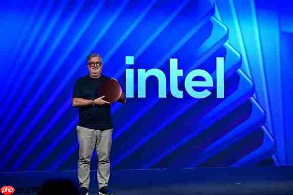 Intel 18A晶圆、芯片现场展示:妥妥的艺术品!