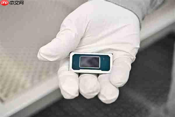 Intel 18A晶圆、芯片现场展示:妥妥的艺术品!