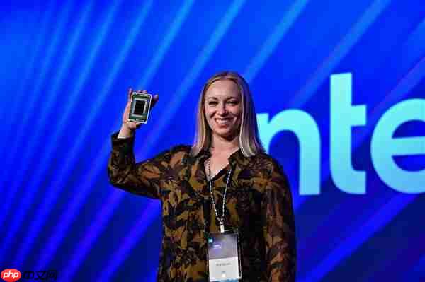 Intel 18A晶圆、芯片现场展示:妥妥的艺术品!