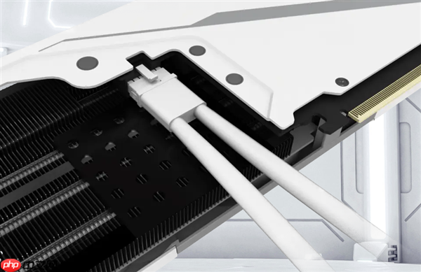 微星首款背插显卡发布：纯白、看不到一根线