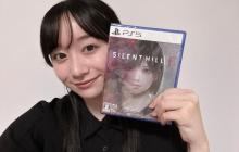 《寂静岭f》美女脸模晒与PS5光盘合照 很漂亮