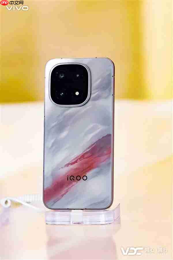 iQOO 15独家标配AR增透消反保护膜 产品经理:成本高 别撕掉它