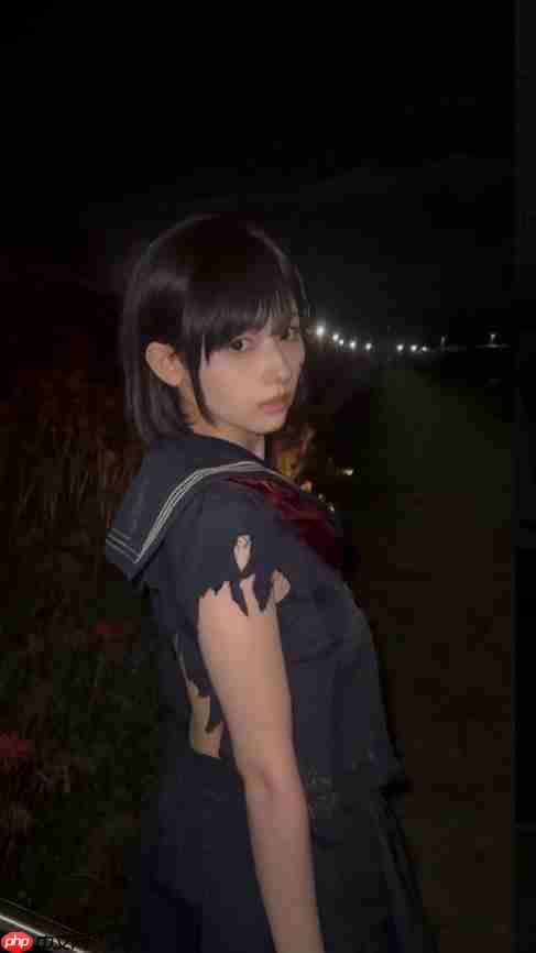 绝美后背！ 日本妹子cos《寂静岭f》深水雏子