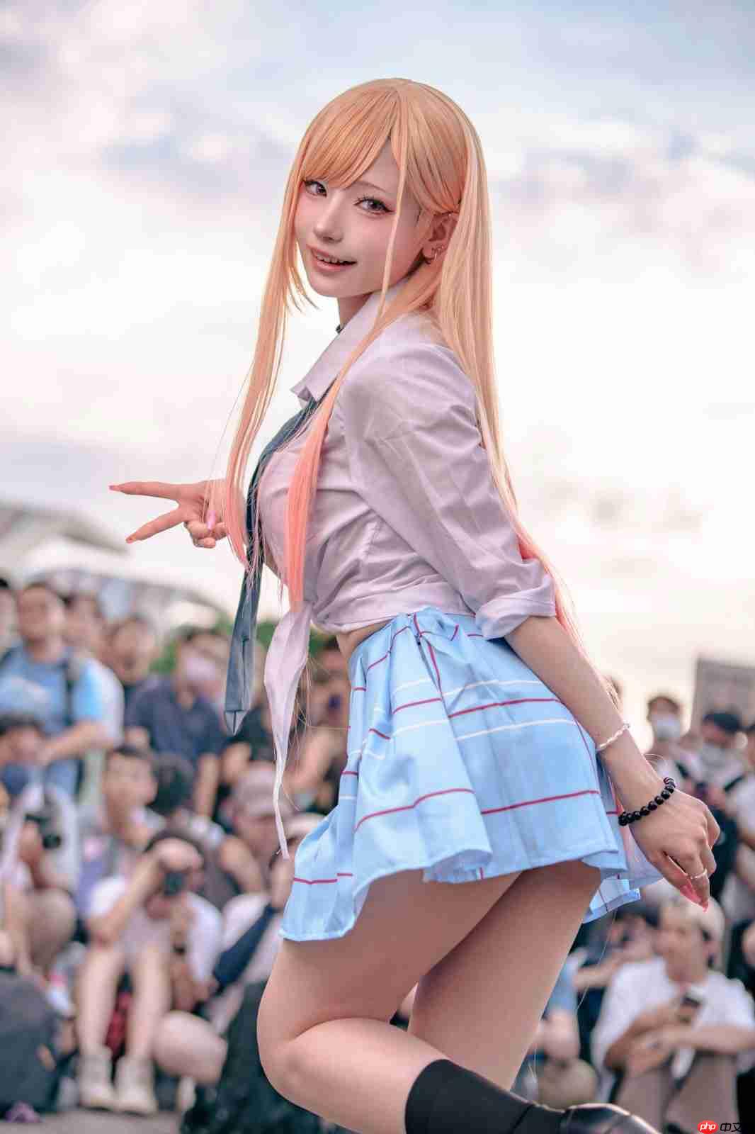 绝美后背！ 日本妹子cos《寂静岭f》深水雏子