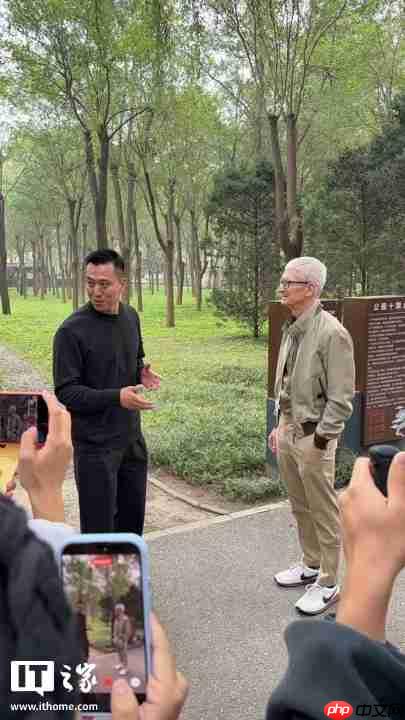 苹果 ceo 库克现身北京,同开发者散步聊天