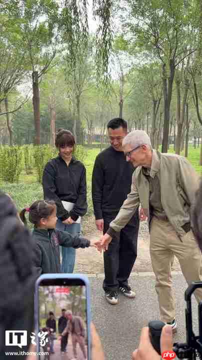 苹果 CEO 库克现身北京,同开发者散步聊天