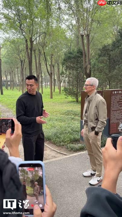 苹果 CEO 库克现身北京，同开发者散步聊天