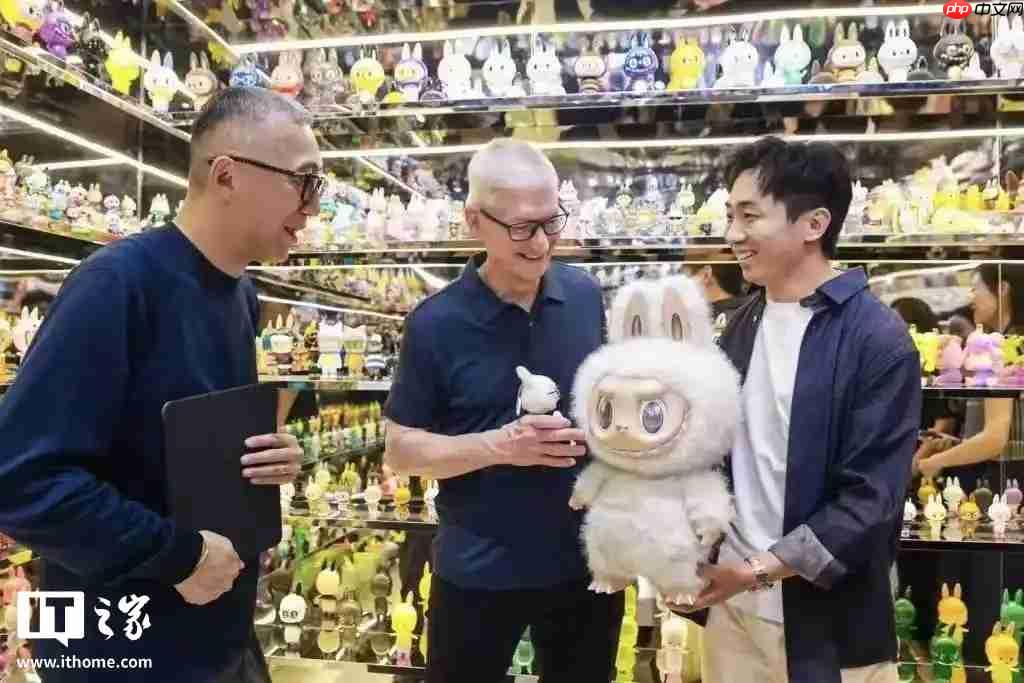 苹果 CEO 库克现身北京,同开发者散步聊天