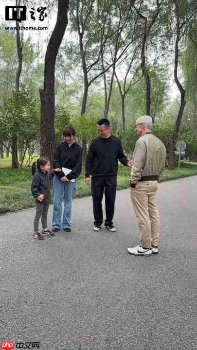 苹果 CEO 库克现身北京,同开发者散步聊天