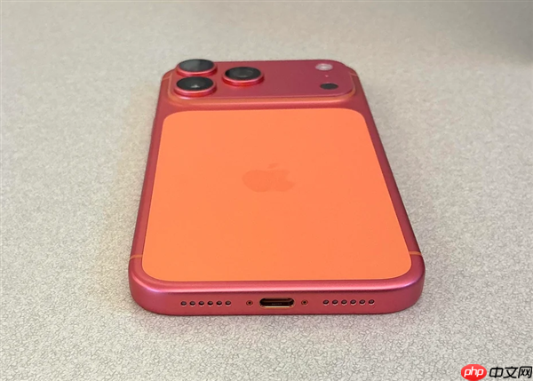 苹果回应橙色iPhone 17 Pro Max褪色成玫瑰金:正常使用不会掉色