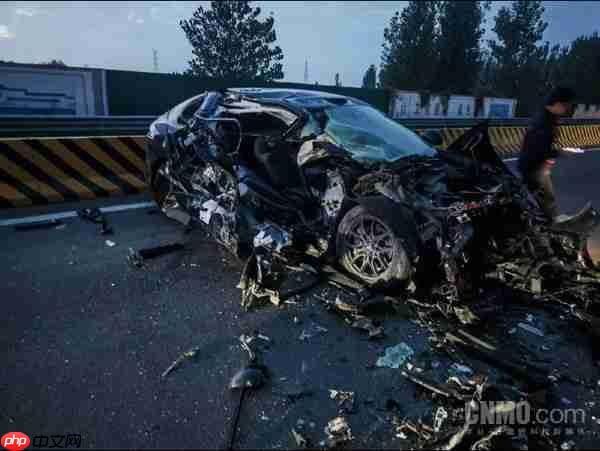 曝智己LS6猛撞货车电池未起火 车主受轻伤：智己牛X