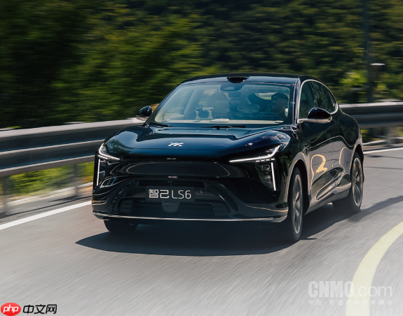 曝智己LS6猛撞货车电池未起火 车主受轻伤：智己牛X