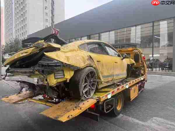 新疆一小米SU7 Ultra從山上翻滾10多米而下 車主無礙