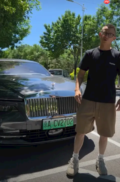 陈震还原撞车事件经过：撞车时在低头捡拾物品 建议首选搭载靠谱智驾系统车辆