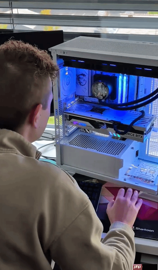 上班摸鱼新思路!外媒直接在CPU水冷的小屏幕上玩《战地6》