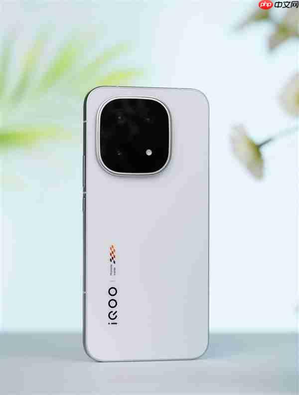 首发2K三星珠峰屏 一眼通透！iQOO 15图赏