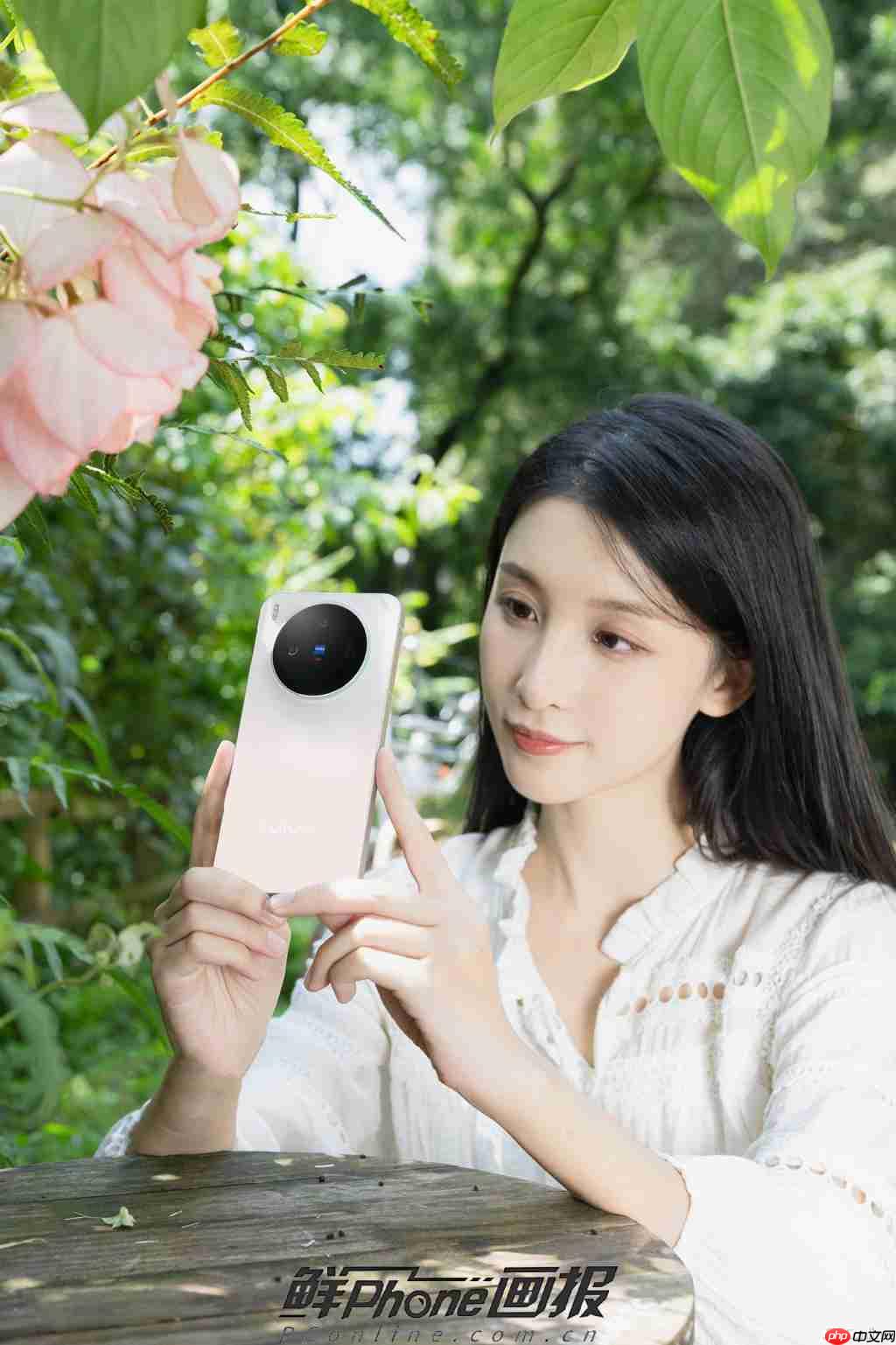  出游必备“旅拍神器”：vivo X300 轻薄上手，随手一拍即是大片 
