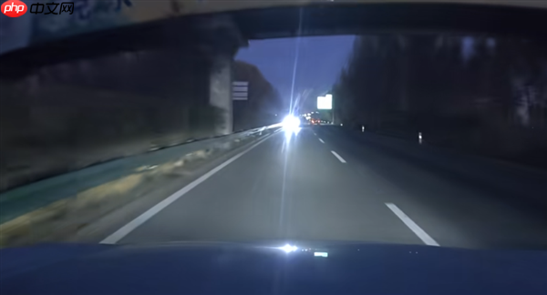 齐齐哈尔高速一SUV开远光逆行 交警:已锁定车辆 将严惩!