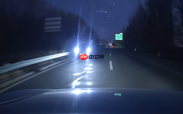 齐齐哈尔高速一SUV开远光逆行 交警:已锁定车辆 将严惩!