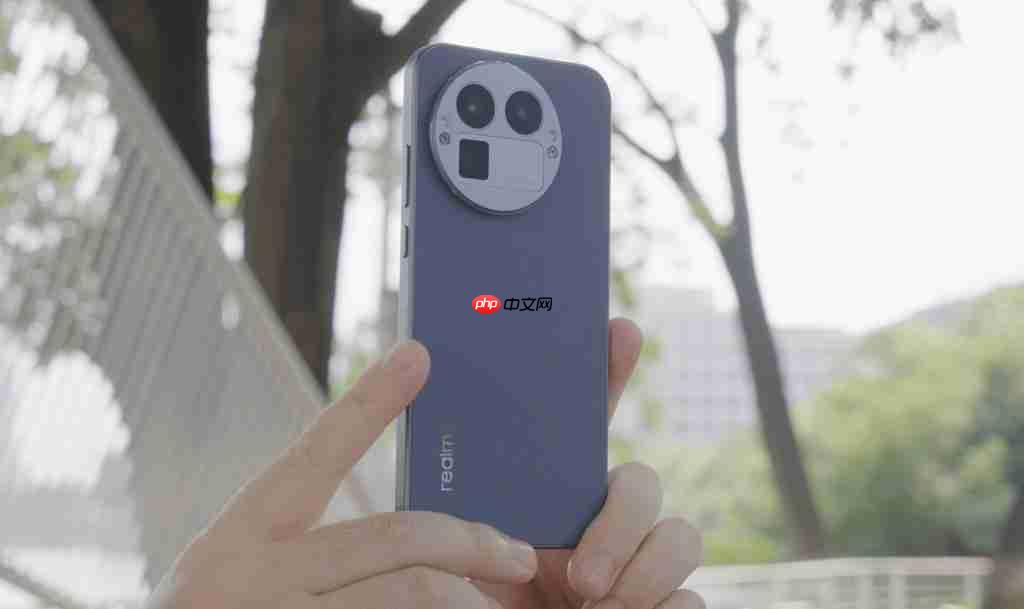 当“街拍哲学”遇见“手机旗舰”——真我 GT8 Pro 深度评测