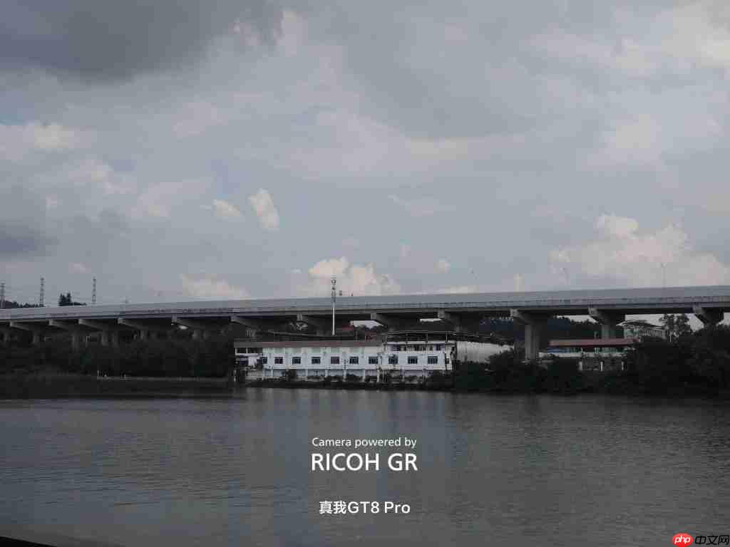 当“街拍哲学”遇见“手机旗舰”——真我 GT8 Pro 深度评测