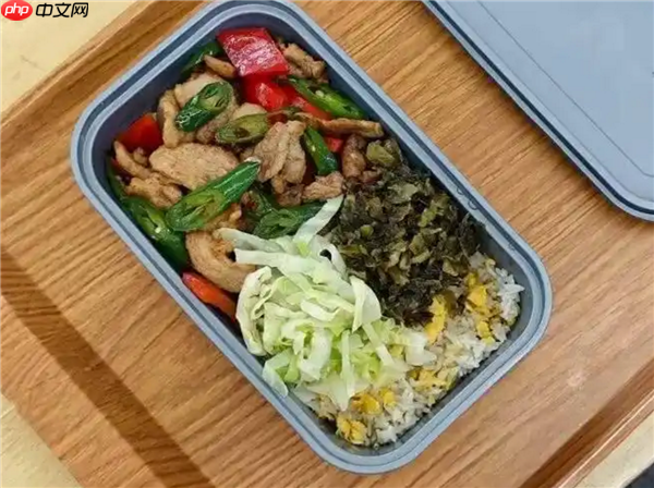 高铁推出17元盒饭 门店现炒：网友直言看完让人胃口大开