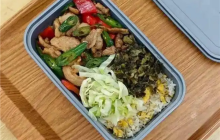 高铁推出17元盒饭 门店现炒:网友直言看完让人胃口大开