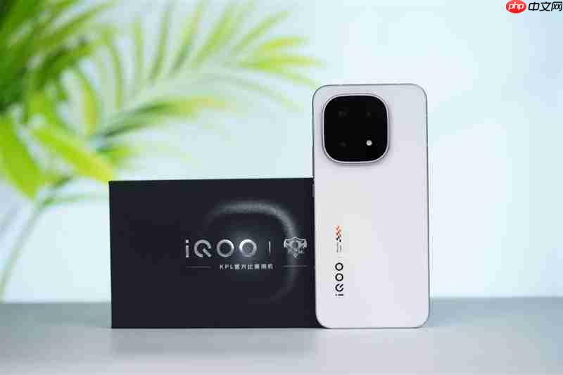 从性能机到水桶旗舰！ iQOO 15评测：双芯算力+全场景优化 不止游戏强机