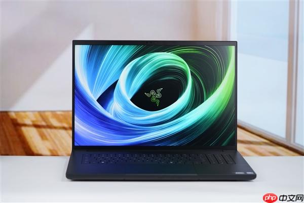 RTX 5090性能怪兽!雷蛇灵刃18 2025游戏本图赏
