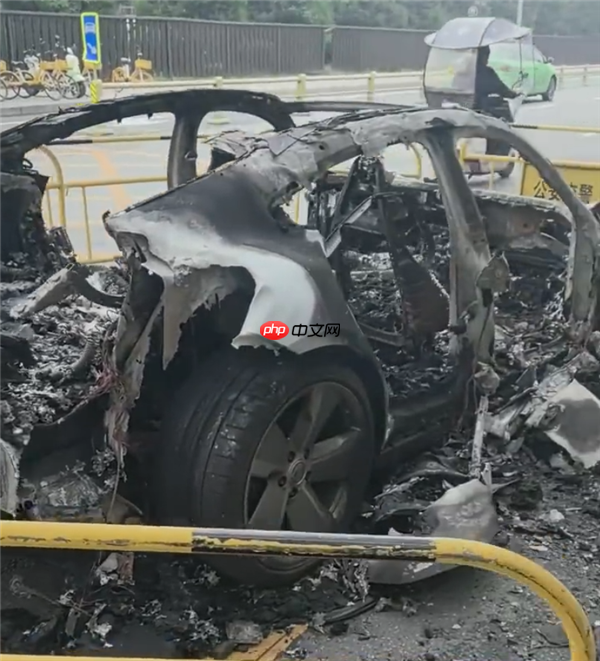 西安一保时捷Taycan起火烧报废 官方曾三次发布电池热失控风险召回