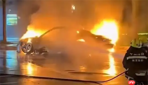西安一辆保时捷新能源车突发自燃 车身只剩框架 工作人员回应