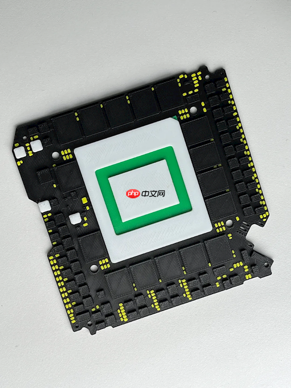 有人做了个RTX 5090公版PCB杯垫！还原度100％